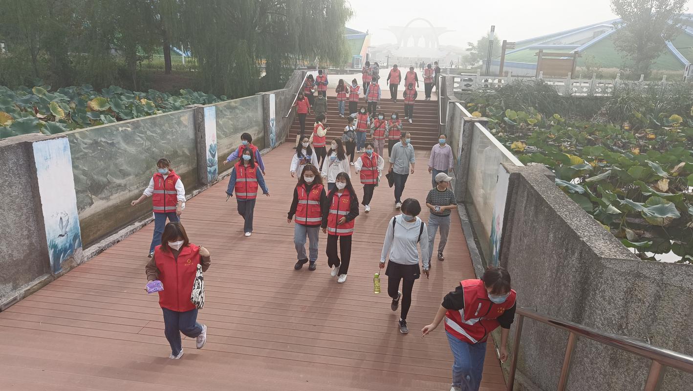 衡水好人網倡導文明旅游志愿服務國慶節里的亮麗風景